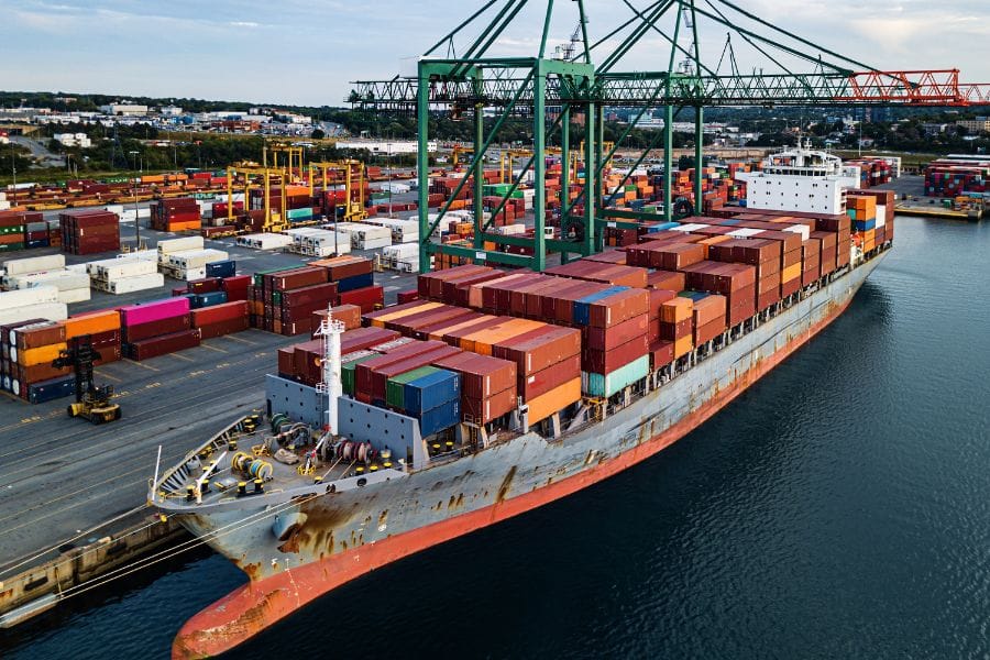 TRANSPORT MORSKI I PROBLEMY W KANALE SUESKIM