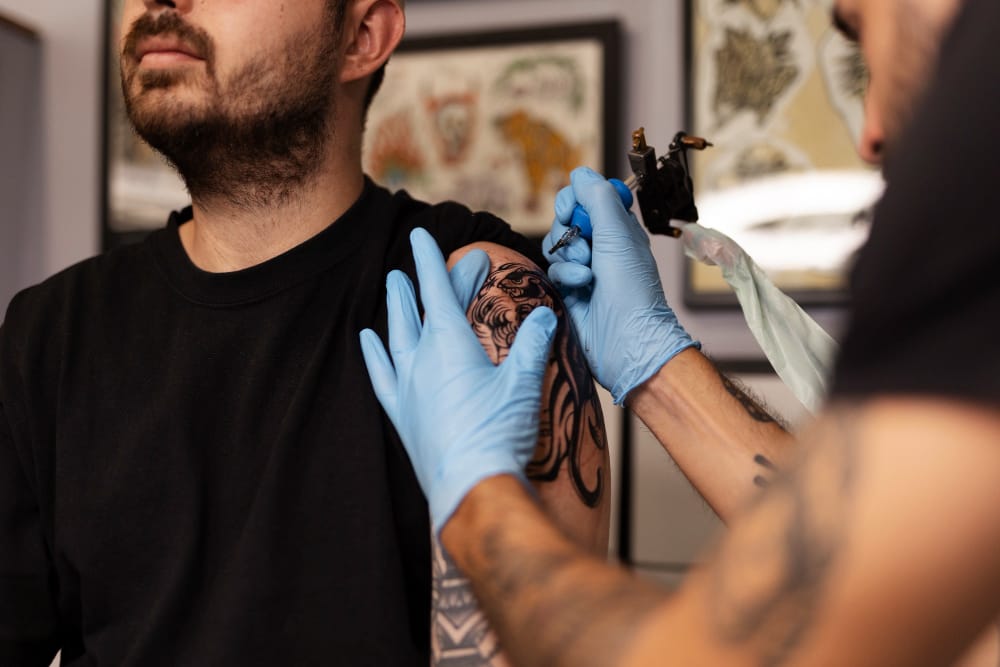 Mobilne studio tatuażu lub salon piercingu - czy można je zorganizować w kontenerze morskim